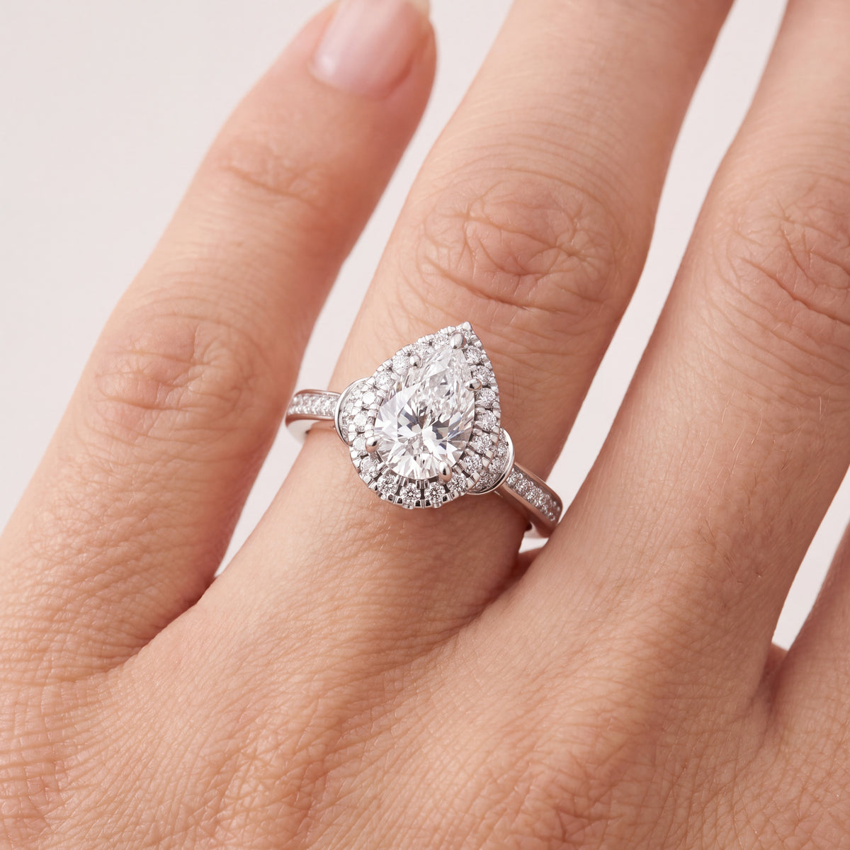 _lifestyle_image@SKU:R8002-LADD01000004W #metal_10k-white-gold+origin_lab-grown+quality_g-si