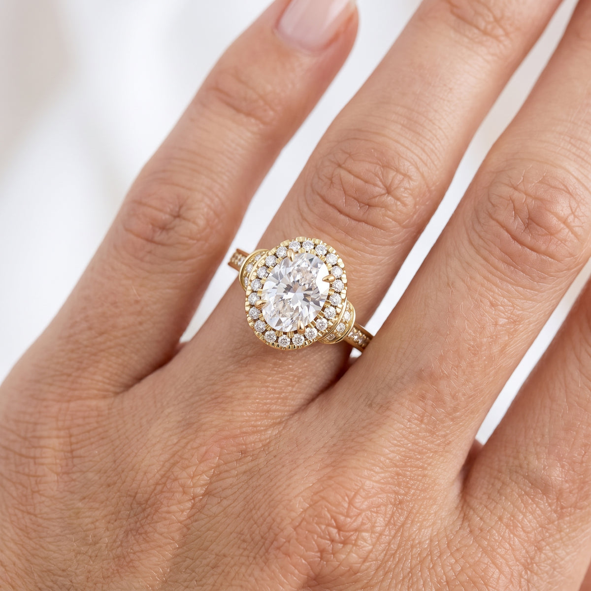 _lifestyle_image@SKU:R8002-LADO01000004Y #metal_10k-yellow-gold+origin_lab-grown+quality_g-si