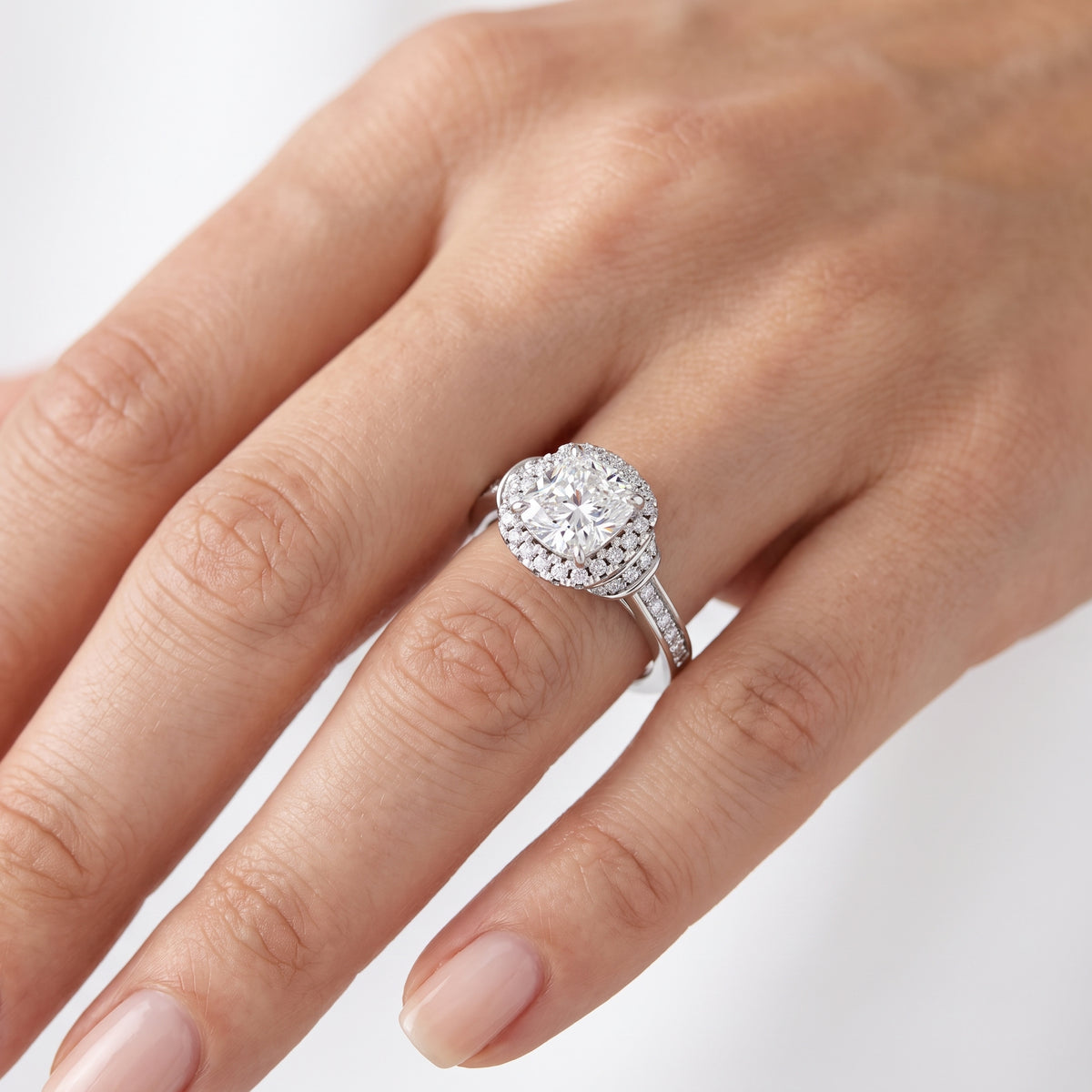 _lifestyle_image@SKU:R8002-NADC01000004W #metal_14k-white-gold+origin_lab-grown+quality_ef-vs2+