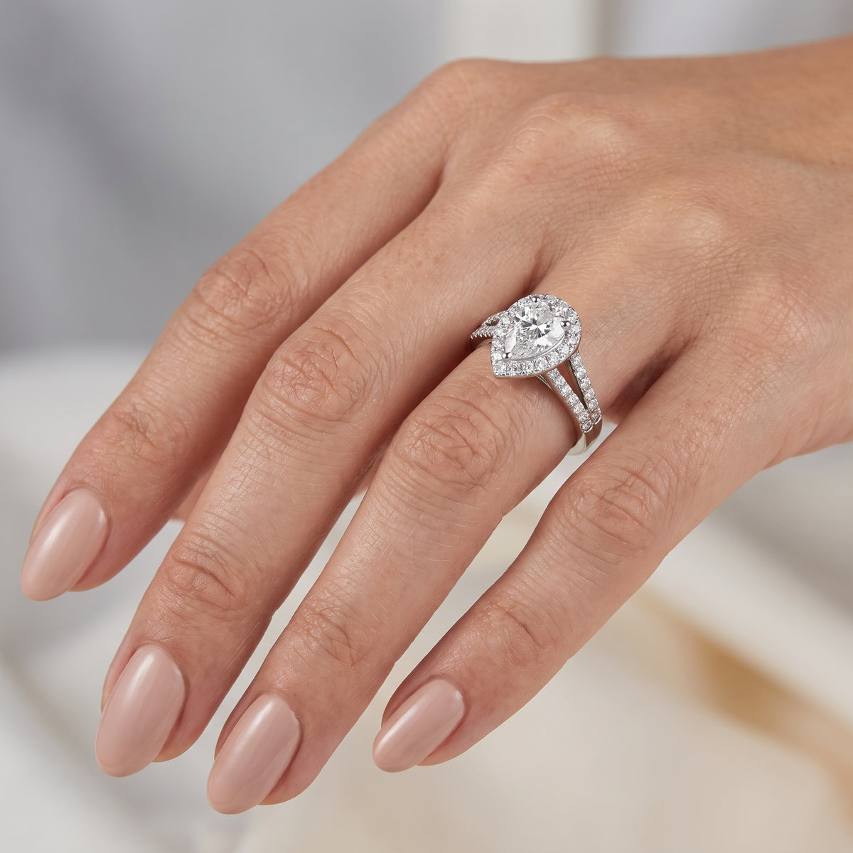 _lifestyle_image@SKU:R8002-NADD0100000PL #metal_platinum+origin_lab-grown+quality_ef-vs2+