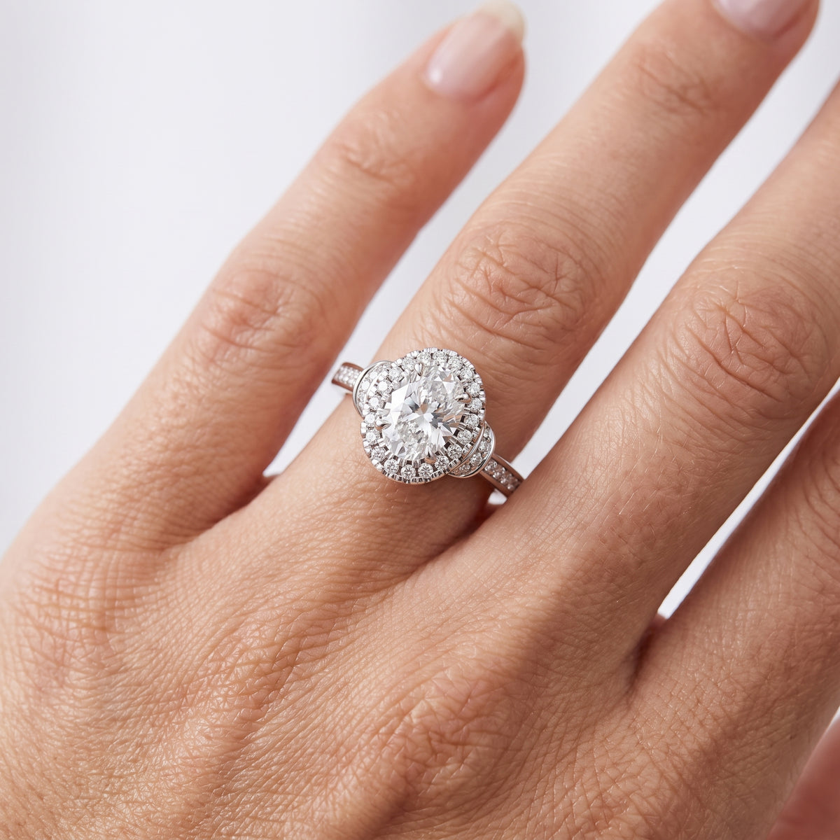 _lifestyle_image@SKU:R8002-NADO01000004W #metal_14k-white-gold+origin_lab-grown+quality_ef-vs2+