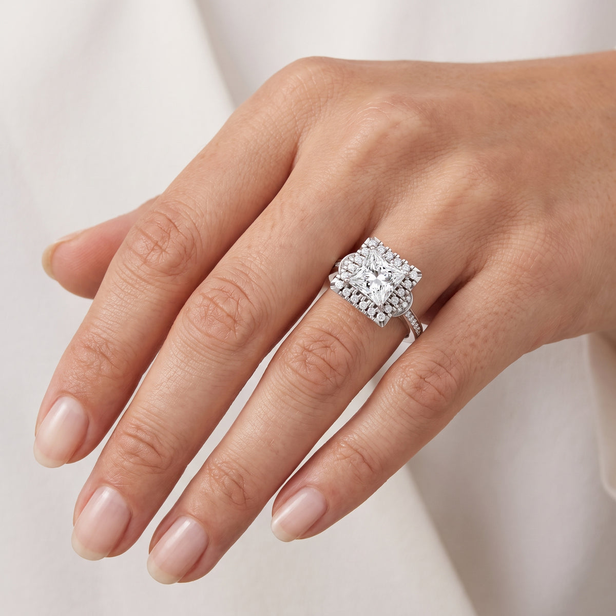 _lifestyle_image@SKU:R8002-NADP0200000PL #metal_platinum+origin_lab-grown+quality_ef-vs2+