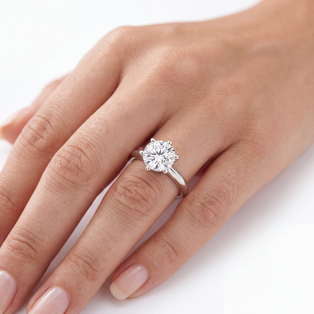_lifestyle_image@SKU:R9839-LADR01000004W #metal_10k-white-gold+origin_lab-grown+quality_g-si