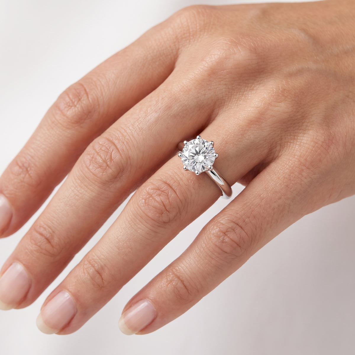 _lifestyle_image@SKU:R9839-LADR02000004W #metal_10k-white-gold+origin_lab-grown+quality_g-si