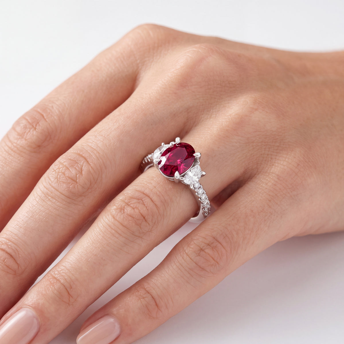 _lifestyle_image@SKU:RG001-LCRO01000004W #metal_10k-white-gold+origin_lab-created