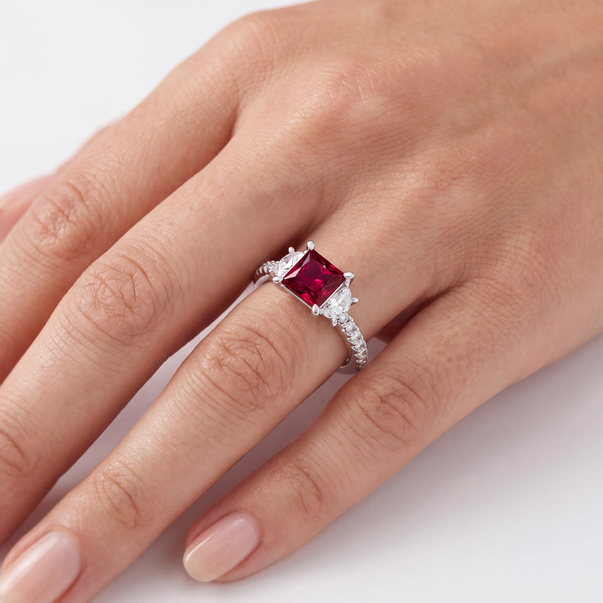_lifestyle_image@SKU:RG001-LCRP01000004W #metal_10k-white-gold+origin_lab-created