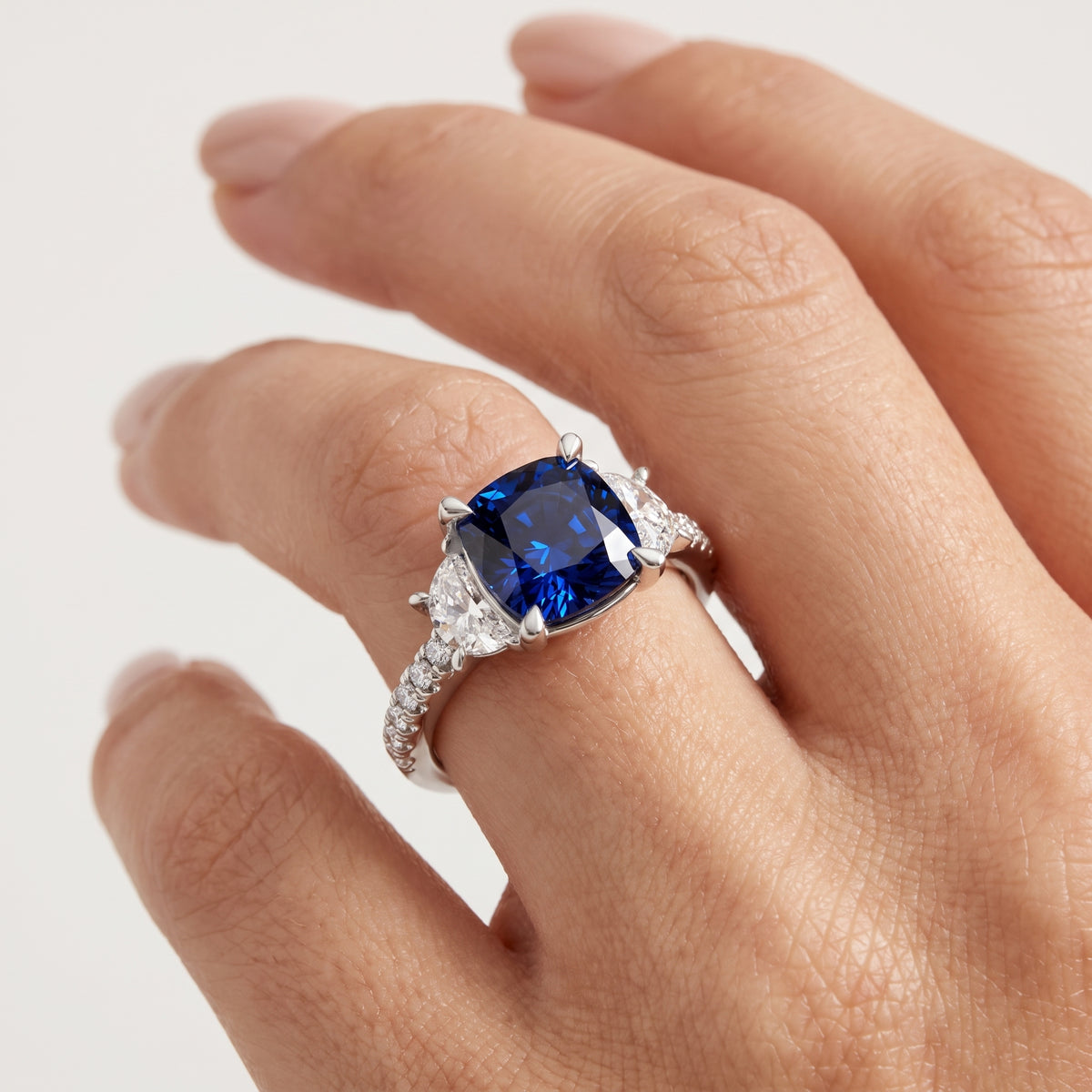 _lifestyle_image@SKU:RG001-LCSC02000004W #metal_10k-white-gold+origin_lab-created
