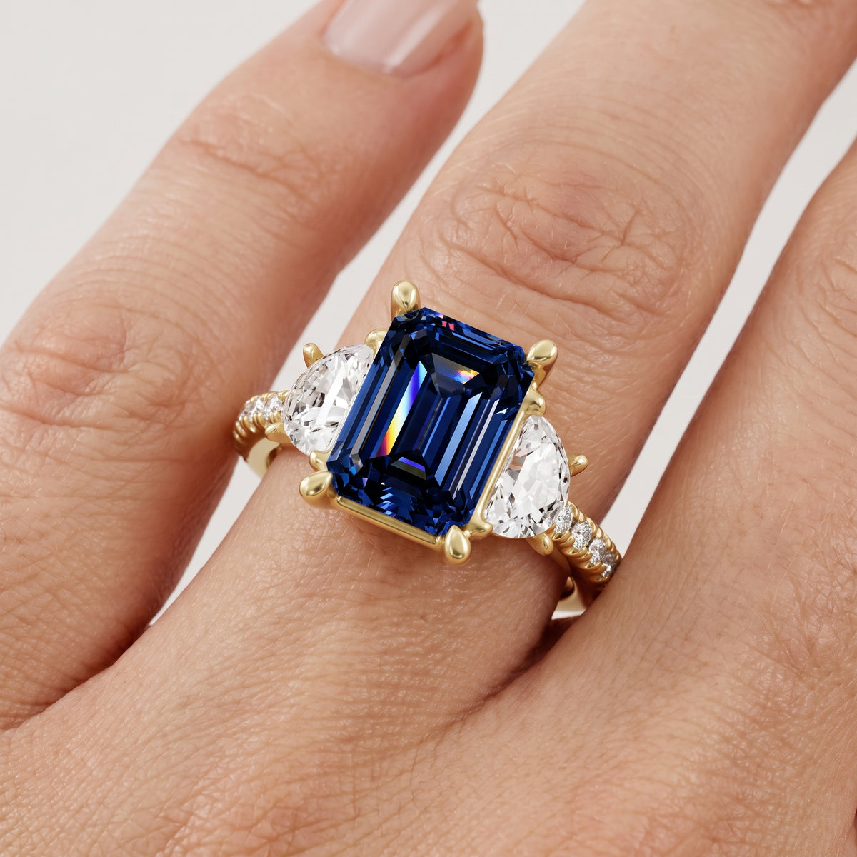 _lifestyle_image@SKU:RG001-LCSE02000004Y #metal_10k-yellow-gold+origin_lab-created