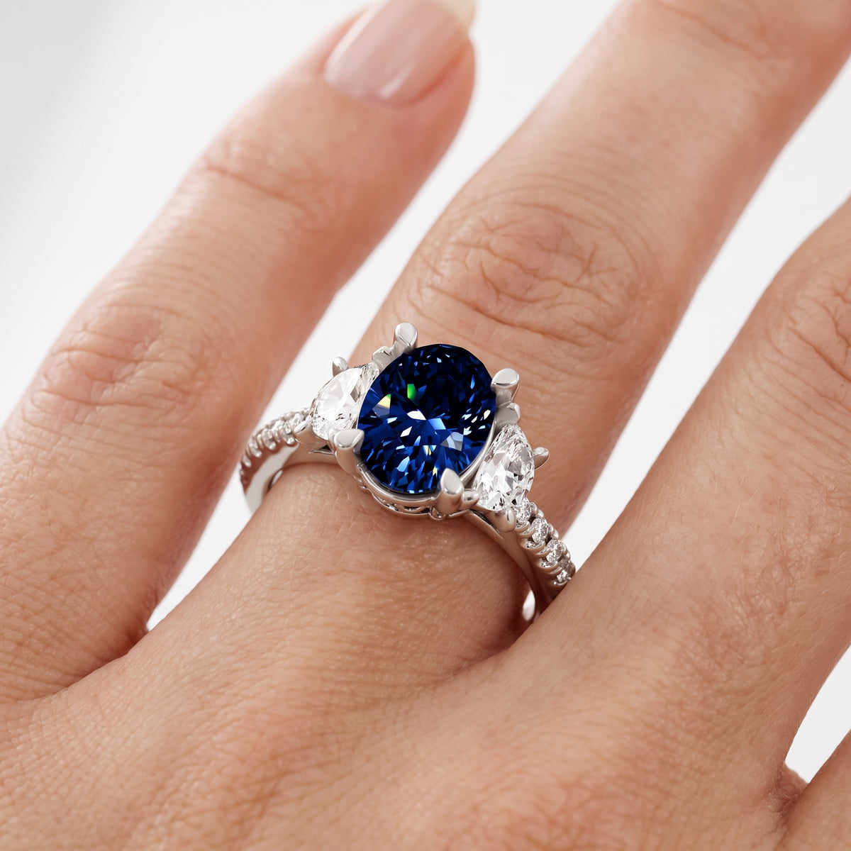 _lifestyle_image@SKU:RG001-LCSO01000004W #metal_10k-white-gold+origin_lab-created