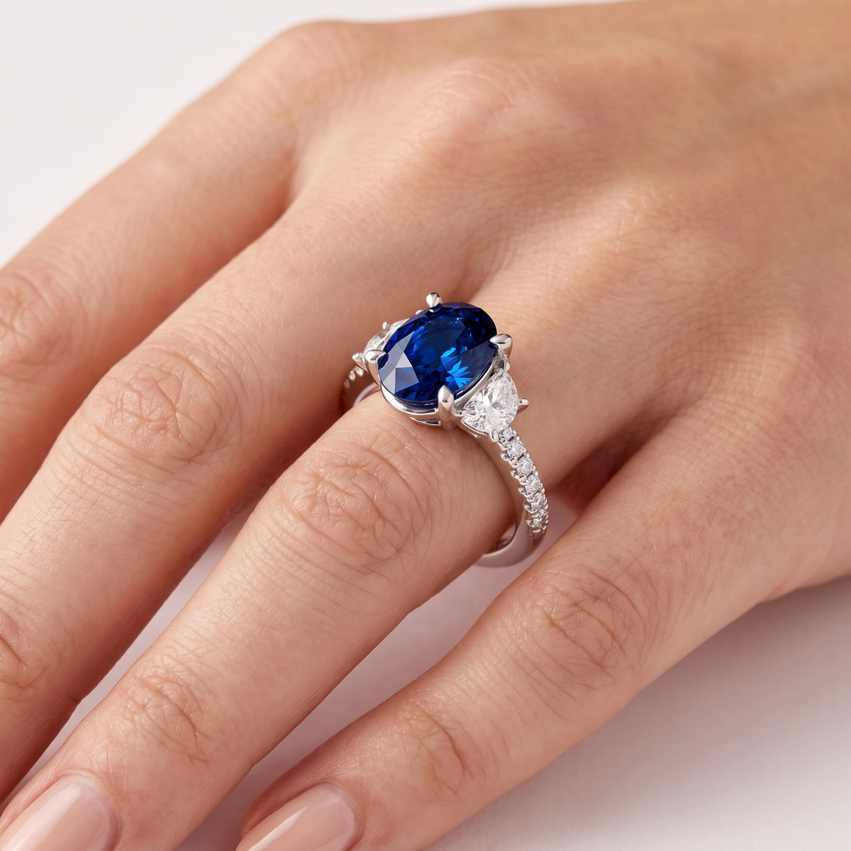 _lifestyle_image@SKU:RG001-LCSO02000004W #metal_10k-white-gold+origin_lab-created