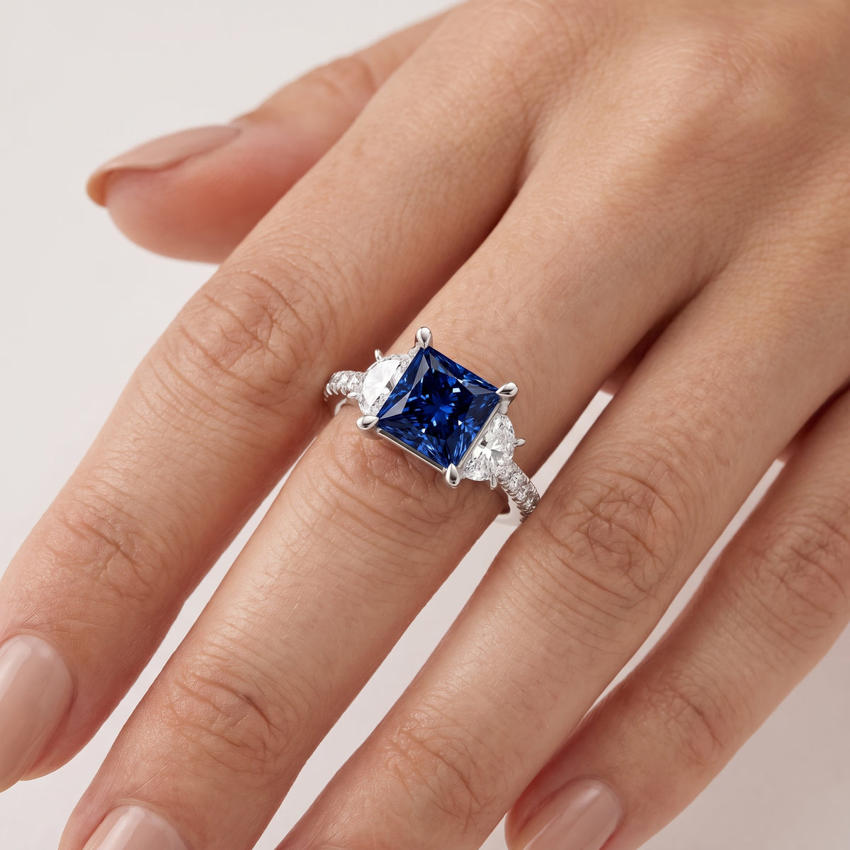 _lifestyle_image@SKU:RG001-LCSP02000004W #metal_10k-white-gold+origin_lab-created