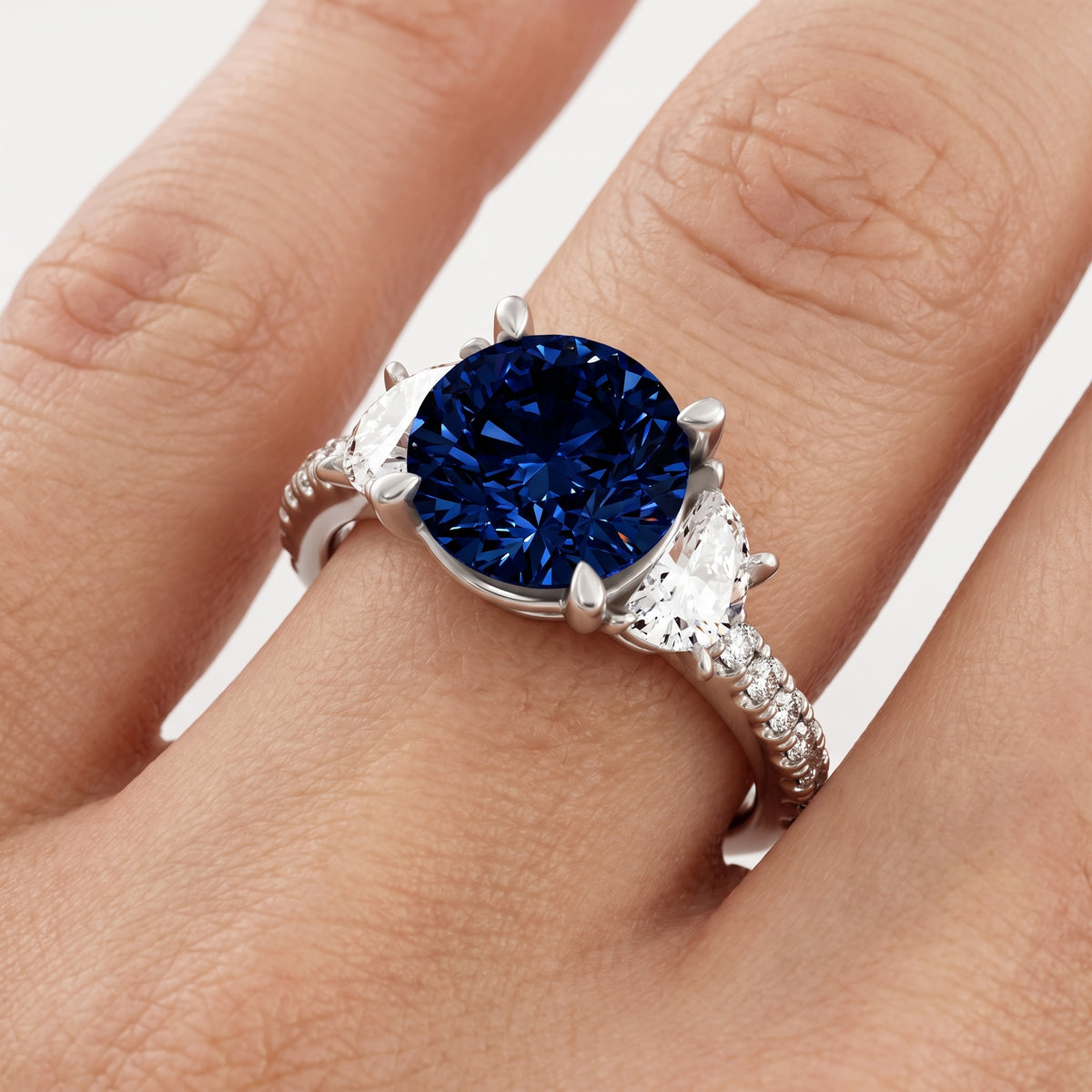 _lifestyle_image@SKU:RG001-LCSR02000004W #metal_10k-white-gold+origin_lab-created