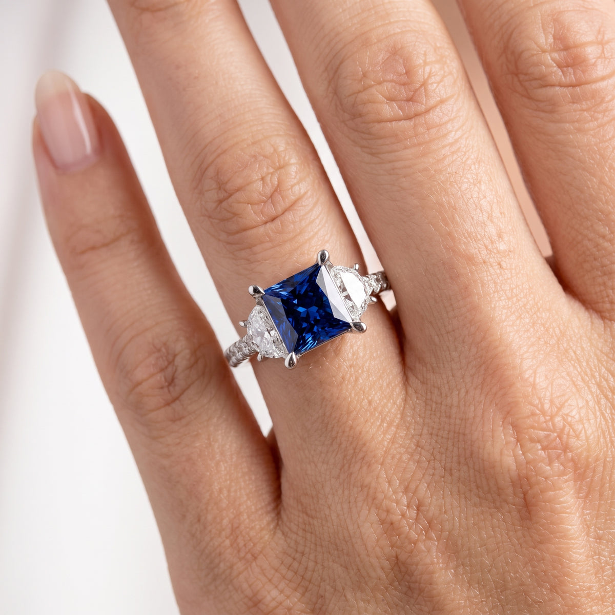 _lifestyle_image@SKU:RG001-NCSP0200000PL #metal_platinum+origin_lab-created