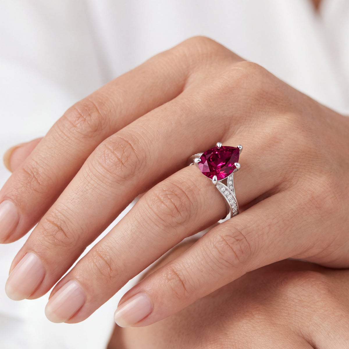 _lifestyle_image@SKU:RG027-LCRD02000004W #metal_10k-white-gold+origin_lab-created