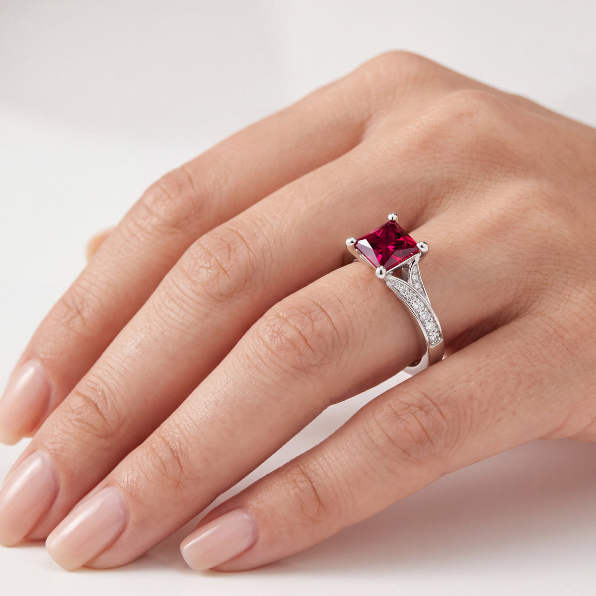 _lifestyle_image@SKU:RG027-LCRP01000004W #metal_10k-white-gold+origin_lab-created