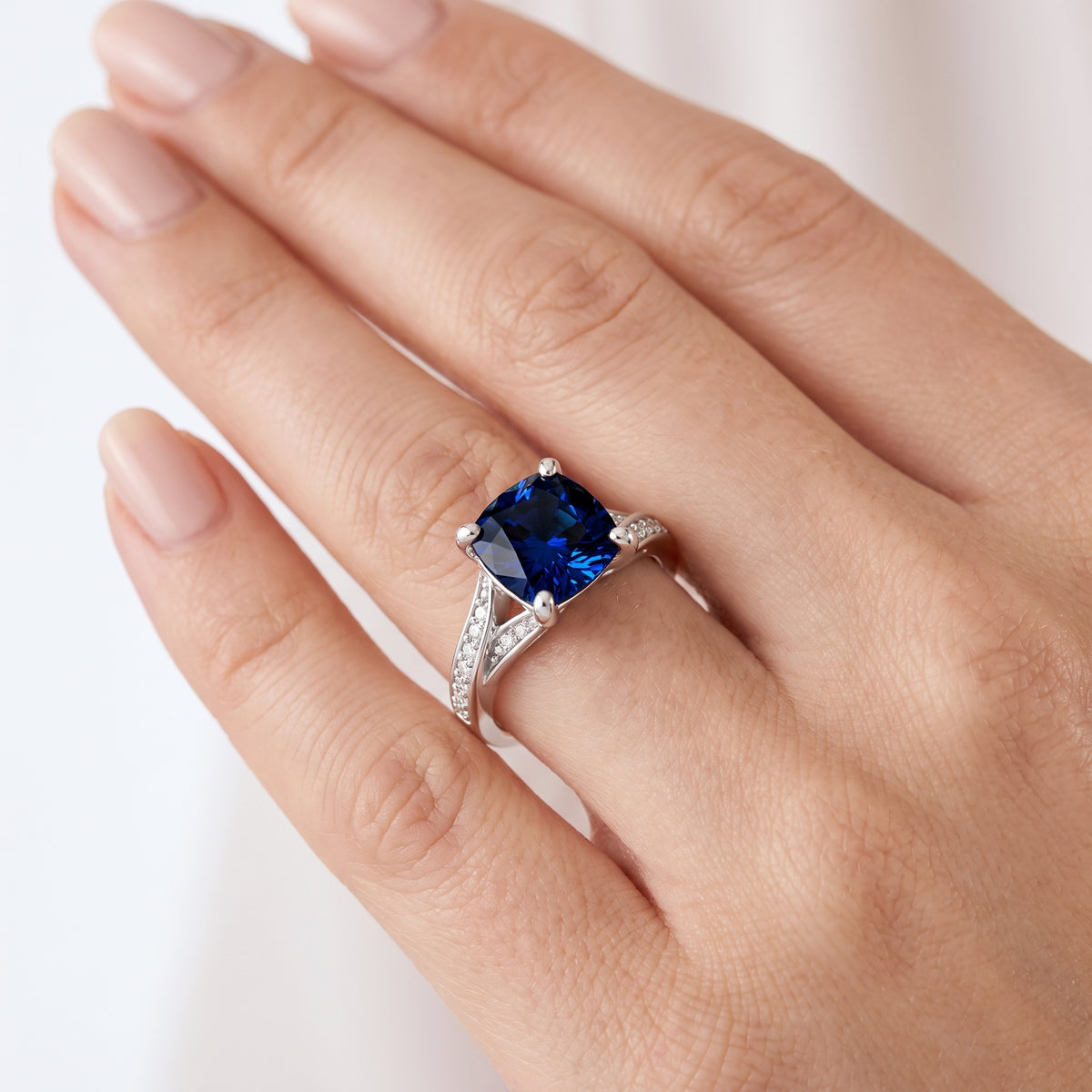 _lifestyle_image@SKU:RG027-LCSC02000004W #metal_10k-white-gold+origin_lab-created