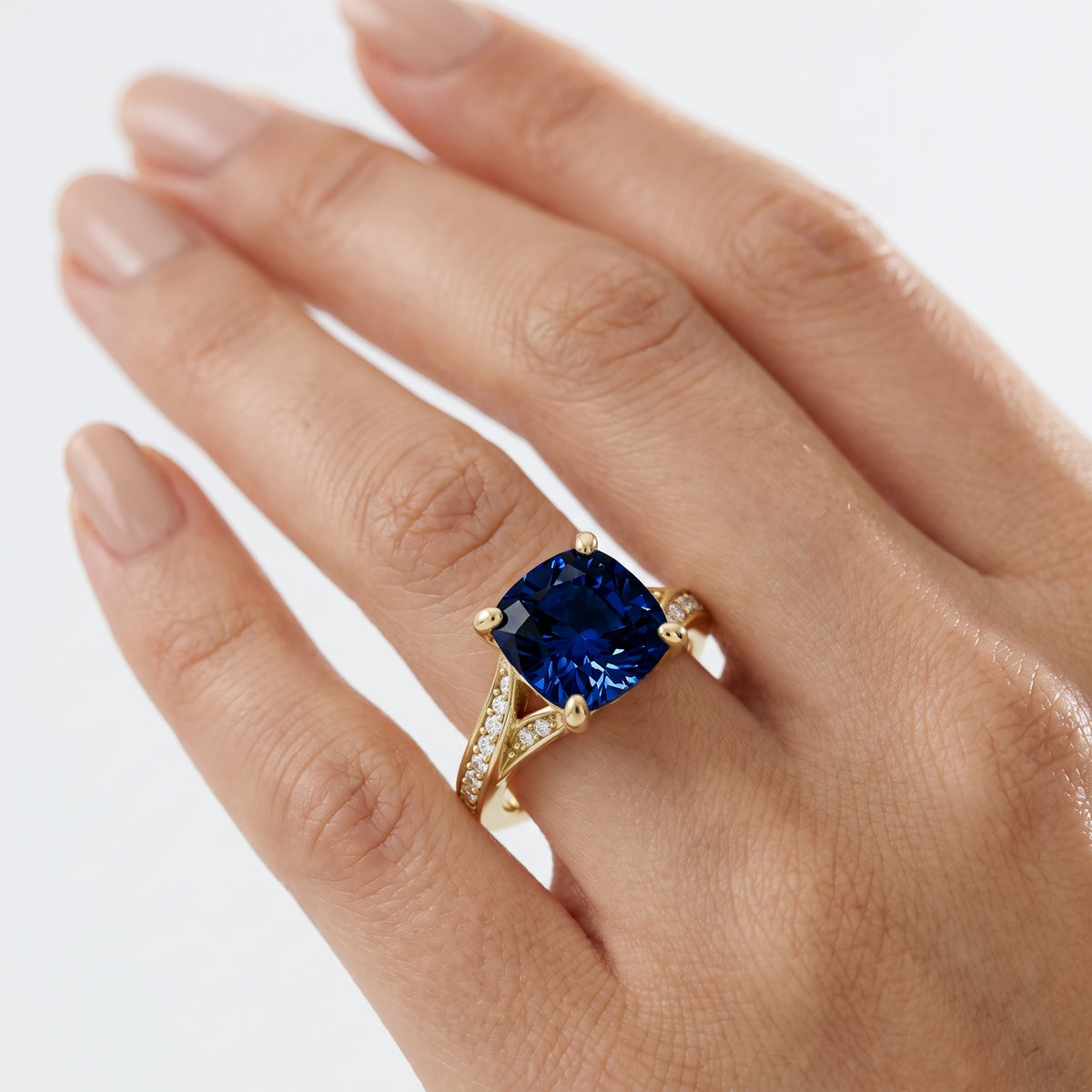_lifestyle_image@SKU:RG027-LCSC02000004Y #metal_10k-yellow-gold+origin_lab-created