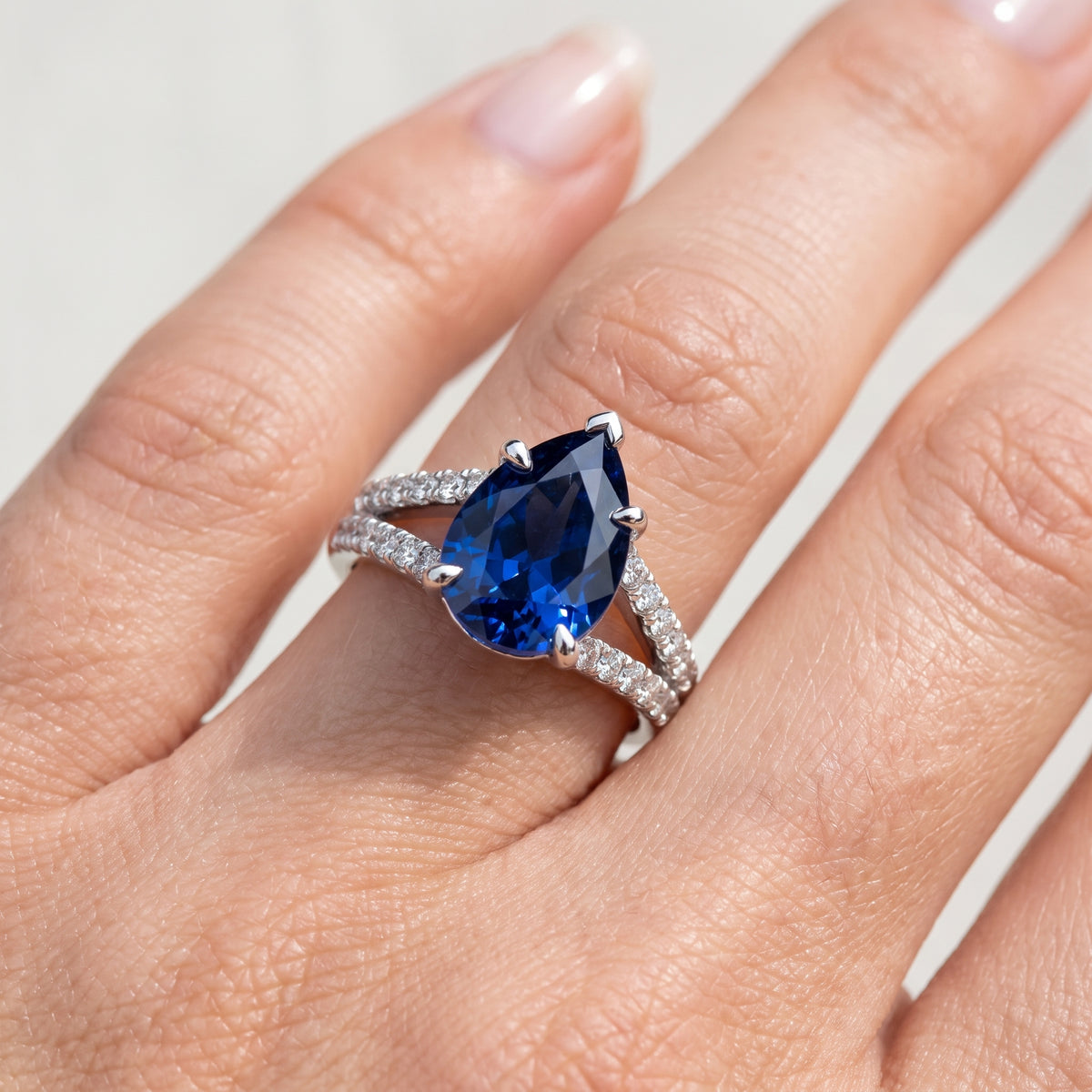 _lifestyle_image@SKU:RG027-LCSD02000004W #metal_10k-white-gold+origin_lab-created