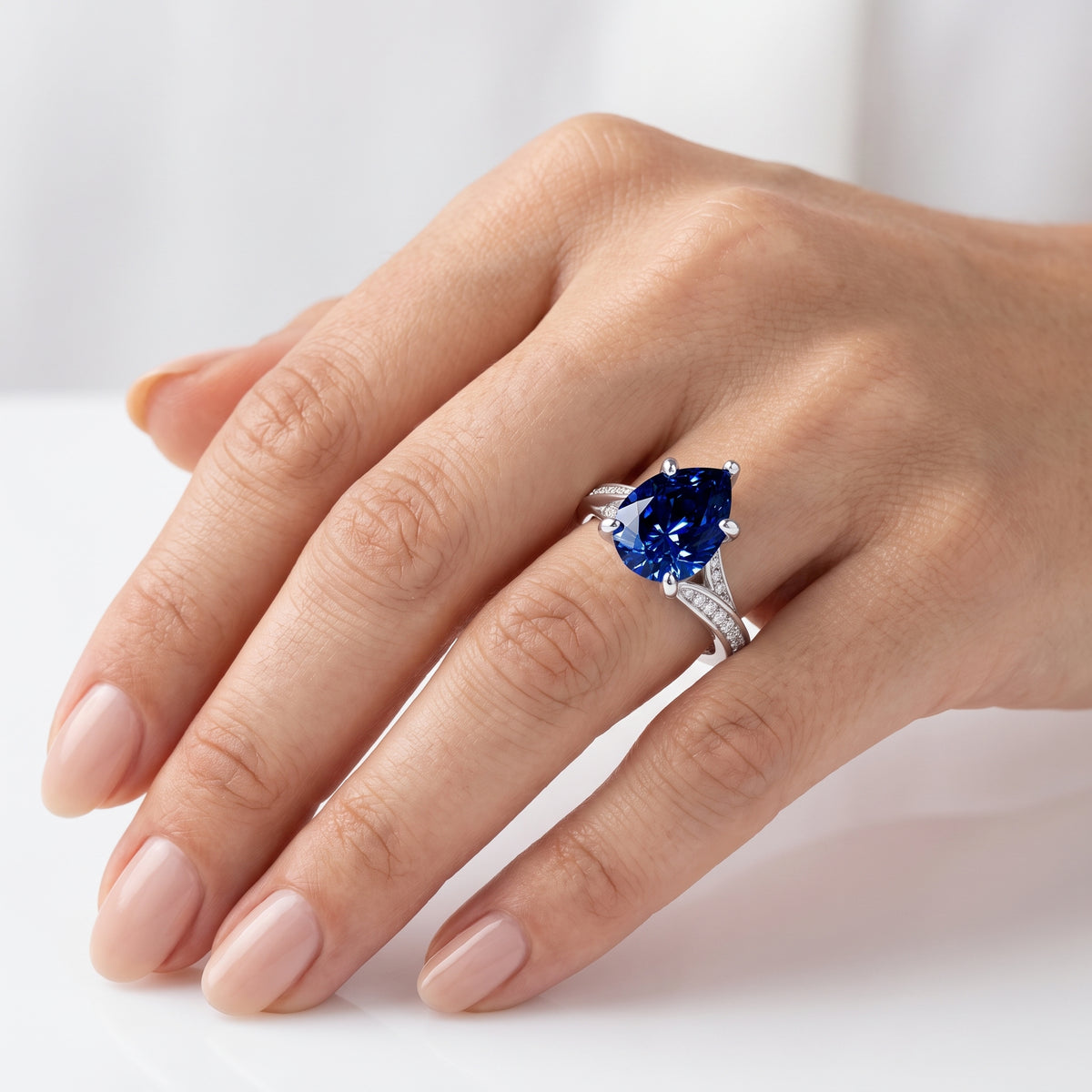 _lifestyle_image@SKU:RG027-LCSD03000004W #metal_10k-white-gold+origin_lab-created
