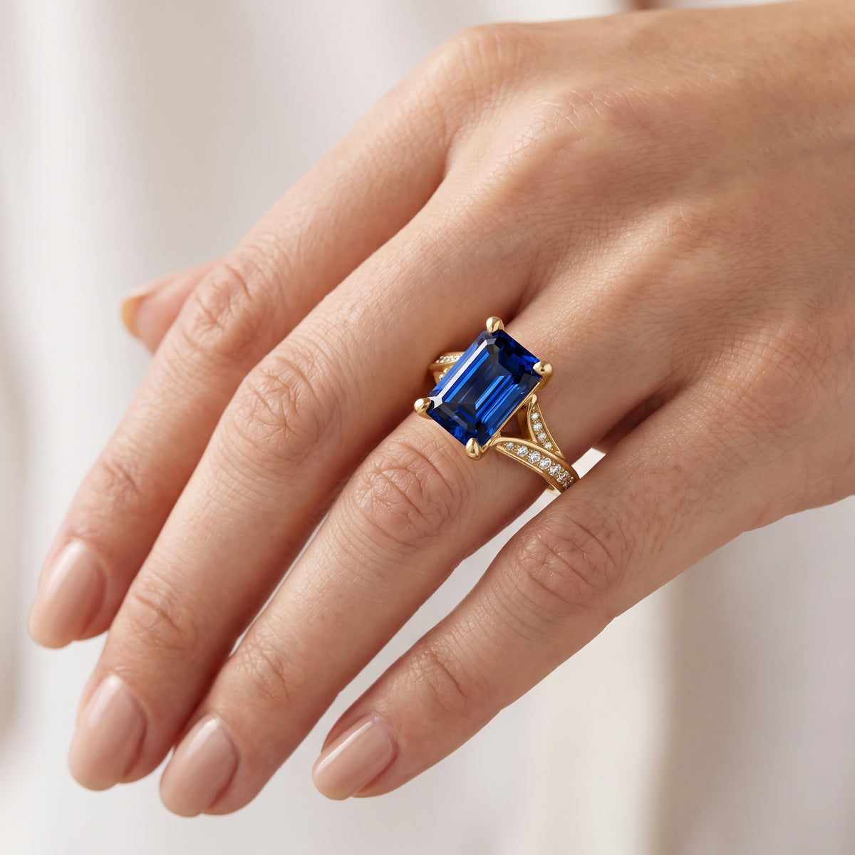 _lifestyle_image@SKU:RG027-LCSE03000004Y #metal_10k-yellow-gold+origin_lab-created