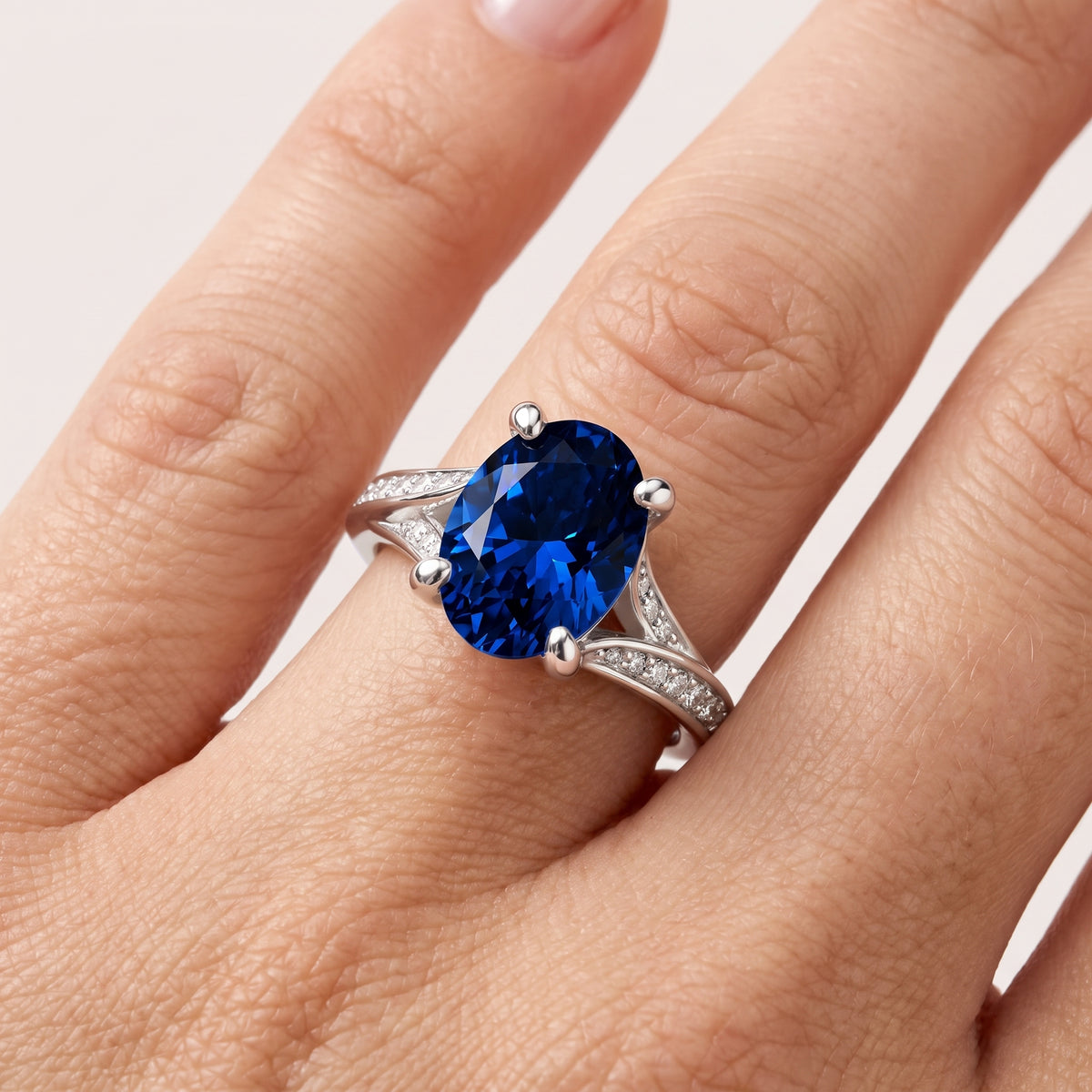 _lifestyle_image@SKU:RG027-LCSO03000004W #metal_10k-white-gold+origin_lab-created