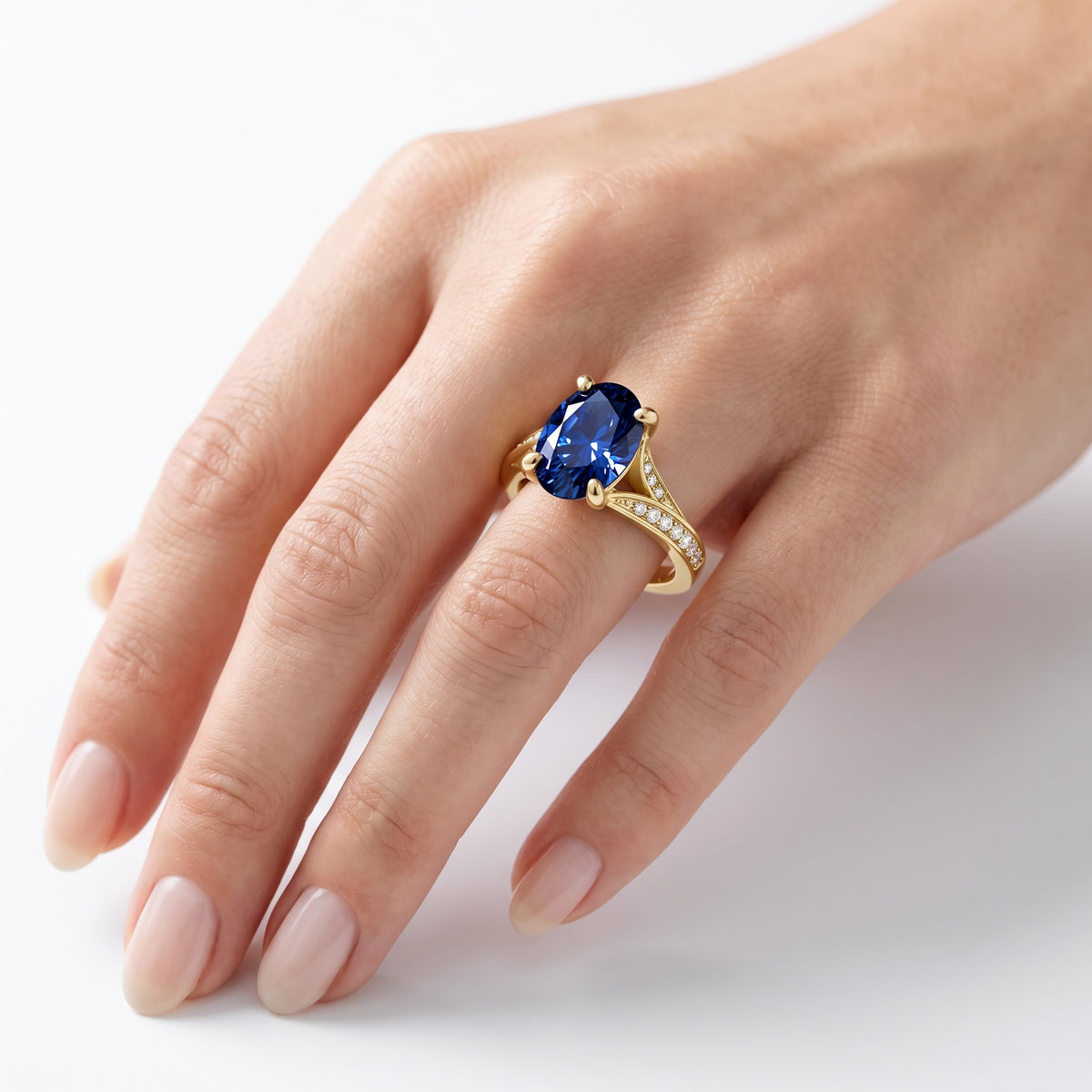 _lifestyle_image@SKU:RG027-LCSO03000004Y #metal_10k-yellow-gold+origin_lab-created