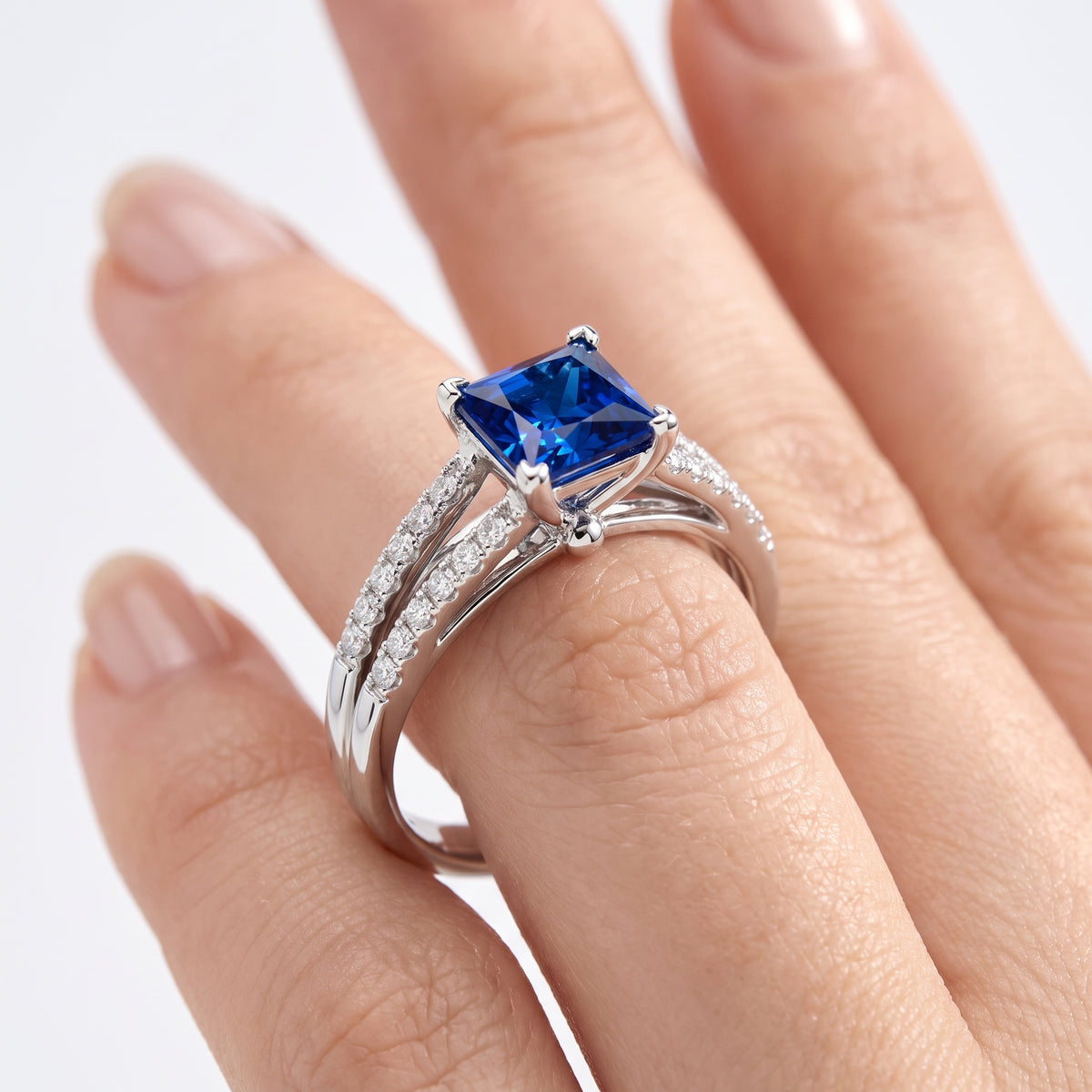 _lifestyle_image@SKU:RG027-LCSP01000004W #metal_10k-white-gold+origin_lab-created