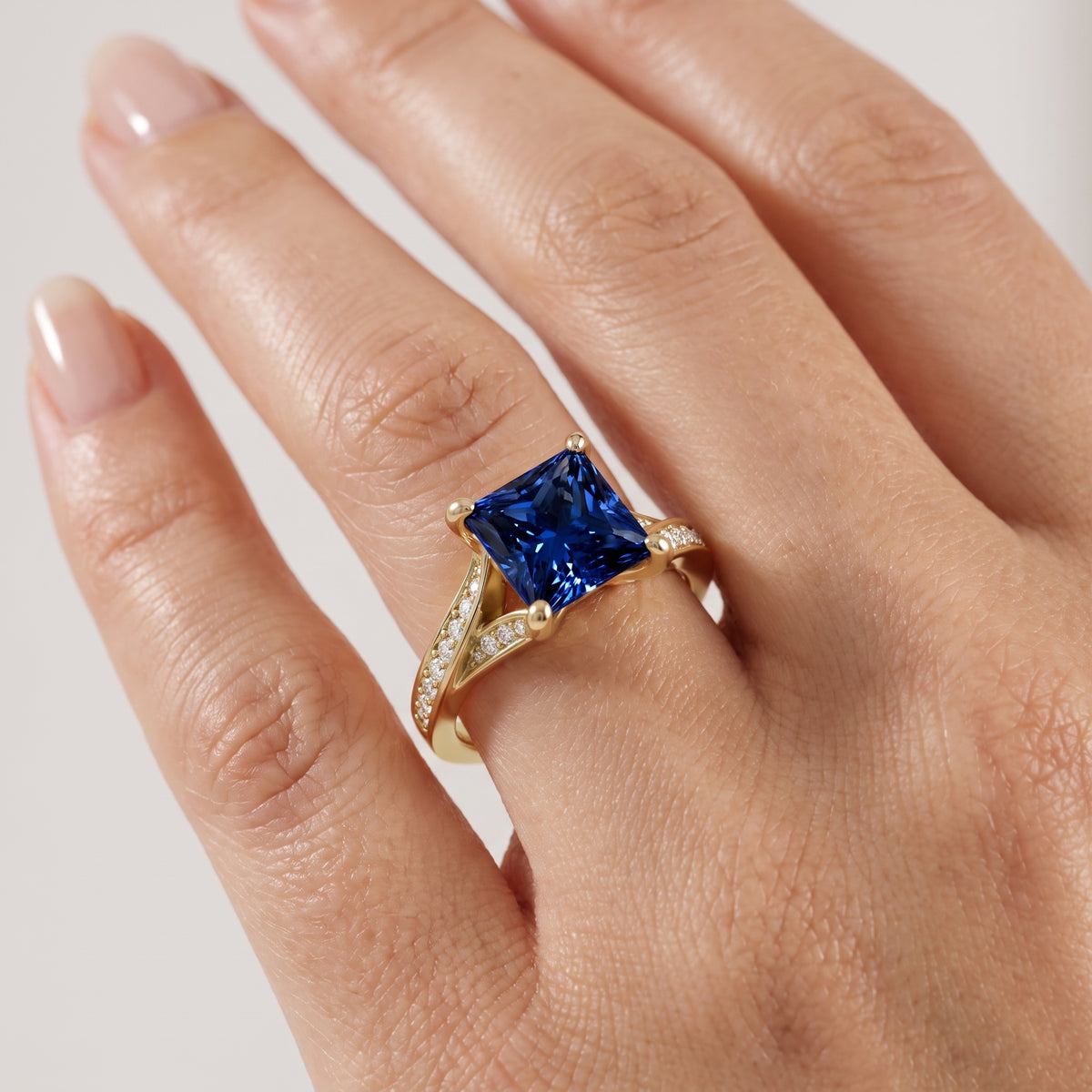 _lifestyle_image@SKU:RG027-LCSP02000004Y #metal_10k-yellow-gold+origin_lab-created