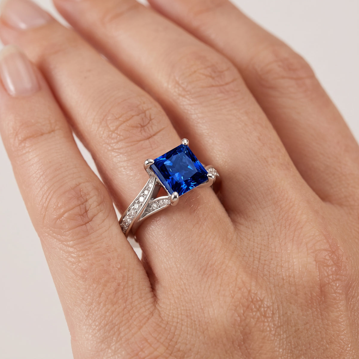 _lifestyle_image@SKU:RG027-LCSP03000004W #metal_10k-white-gold+origin_lab-created