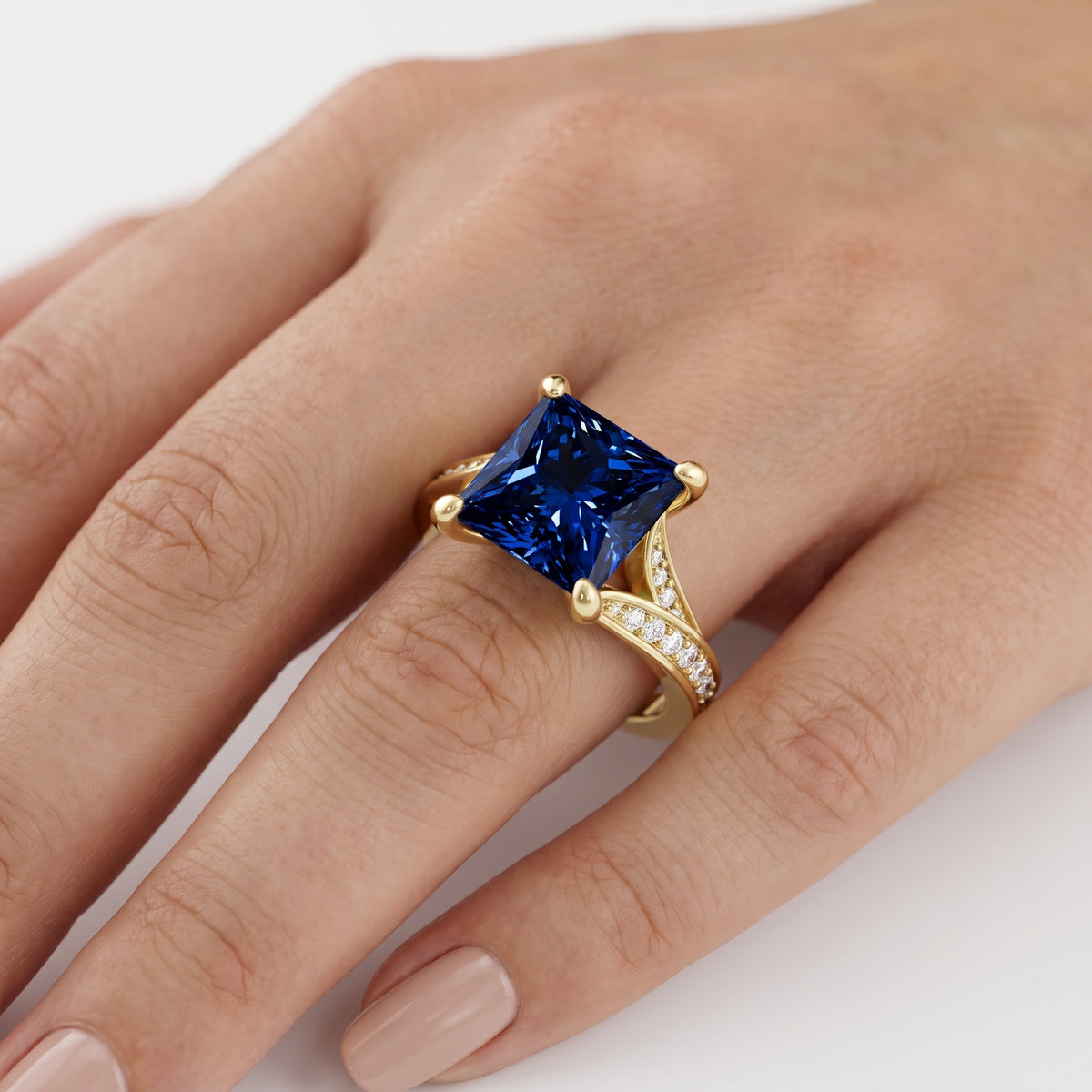 _lifestyle_image@SKU:RG027-LCSP03000004Y #metal_10k-yellow-gold+origin_lab-created