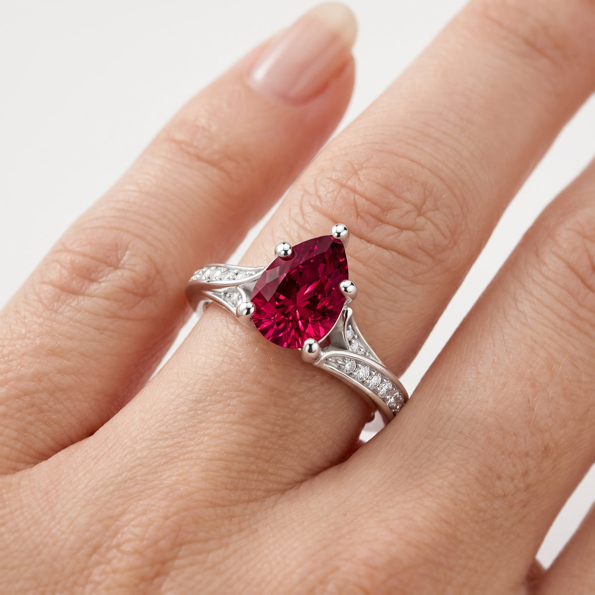 _lifestyle_image@SKU:RG027-LCRD01000004W #metal_10k-white-gold+origin_lab-created