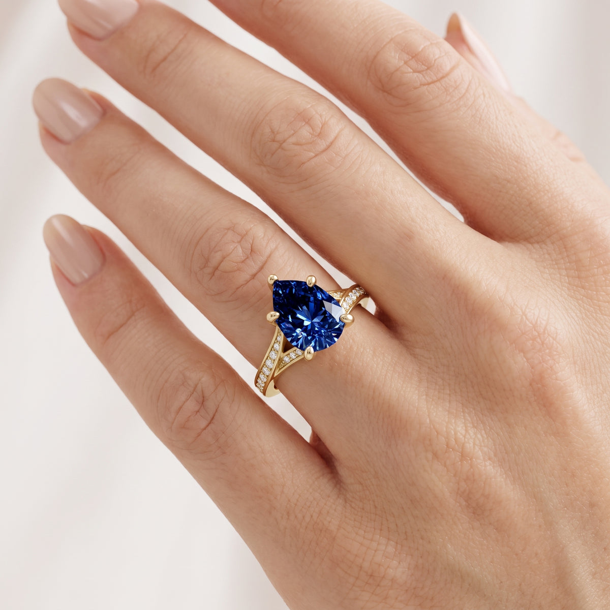 _lifestyle_image@SKU:RG027-NCSD02000004Y #metal_14k-yellow-gold+origin_lab-created