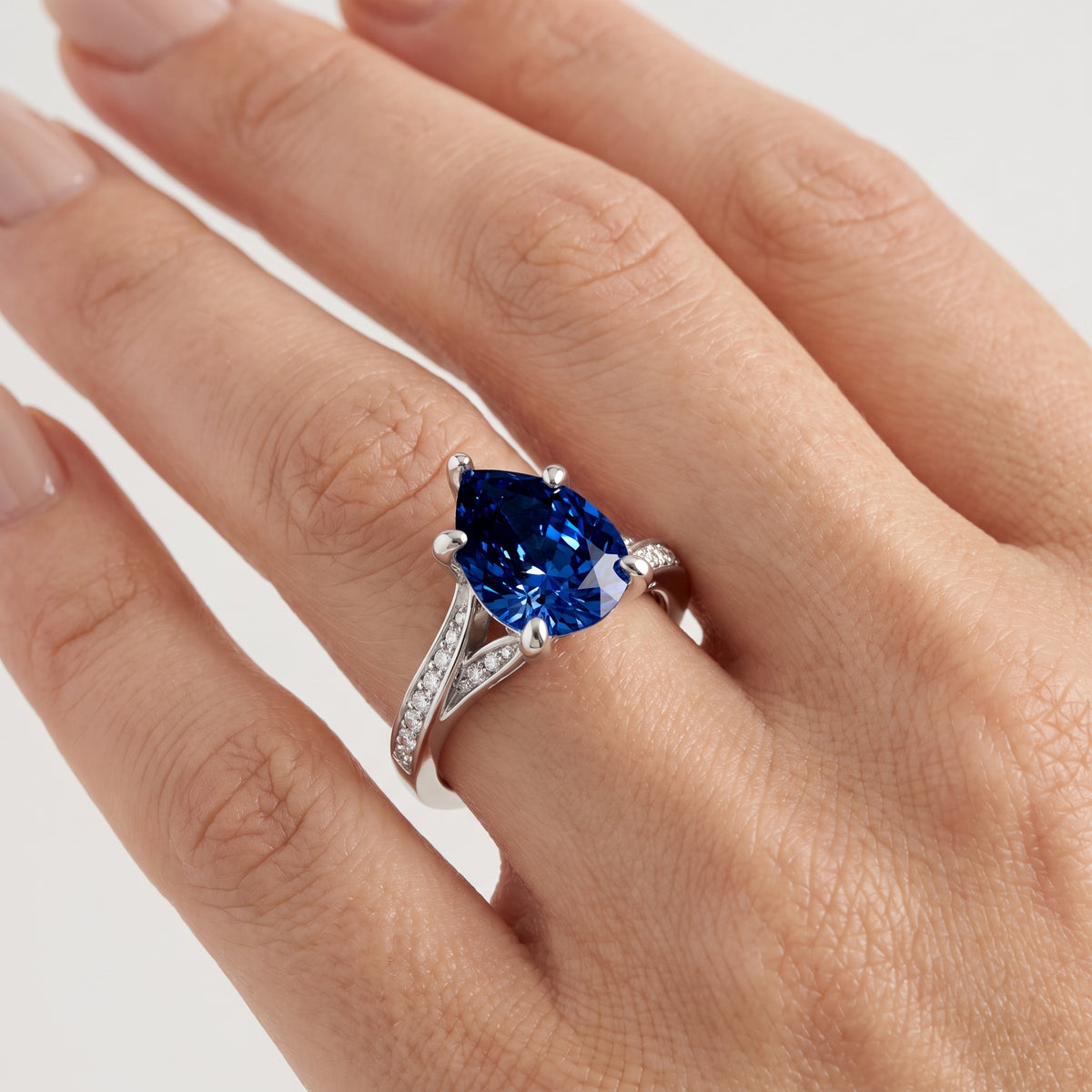 _lifestyle_image@SKU:RG027-NCSD0200000PL #metal_platinum+origin_lab-created
