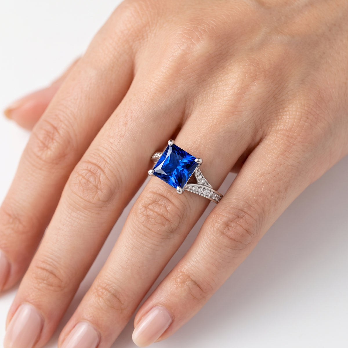 _lifestyle_image@SKU:RG027-NCSP0200000PL #metal_platinum+origin_lab-created