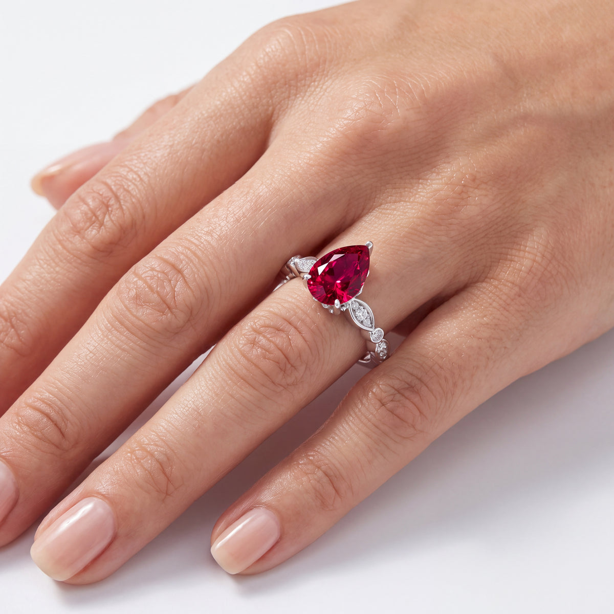 _lifestyle_image@SKU:RG055-LCRD01000004W #metal_10k-white-gold+origin_lab-created