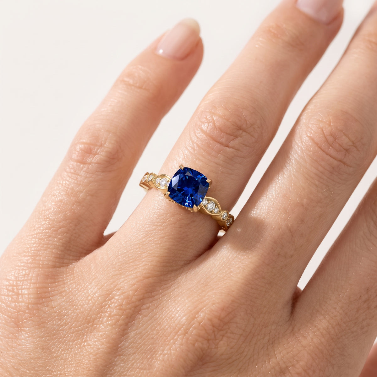 _lifestyle_image@SKU:RG055-LCSC01000004Y #metal_10k-yellow-gold+origin_lab-created