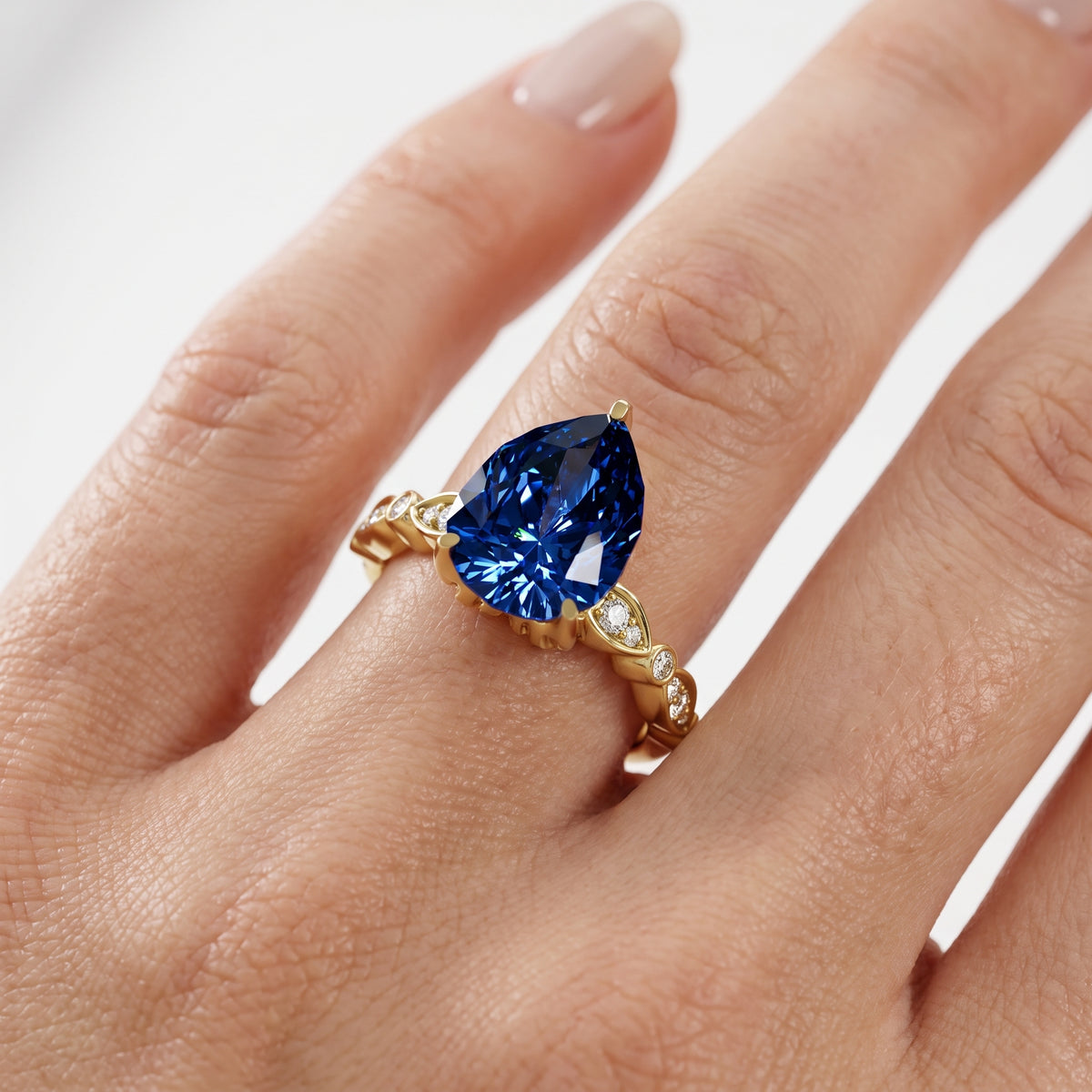 _lifestyle_image@SKU:RG055-LCSD02000004Y #metal_10k-yellow-gold+origin_lab-created