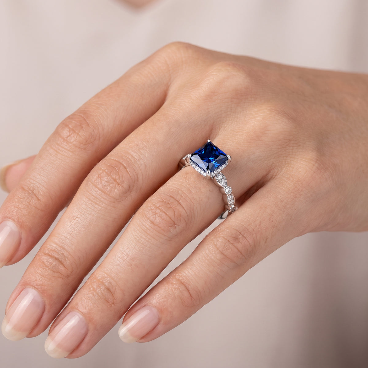 _lifestyle_image@SKU:RG055-LCSP02000004W #metal_10k-white-gold+origin_lab-created