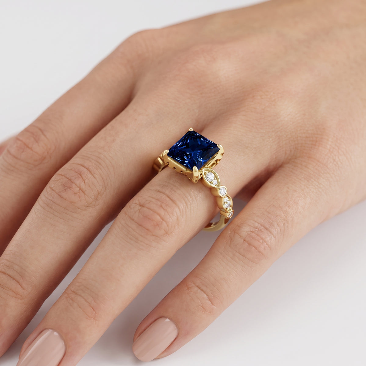 _lifestyle_image@SKU:RG055-LCSP02000004Y #metal_10k-yellow-gold+origin_lab-created
