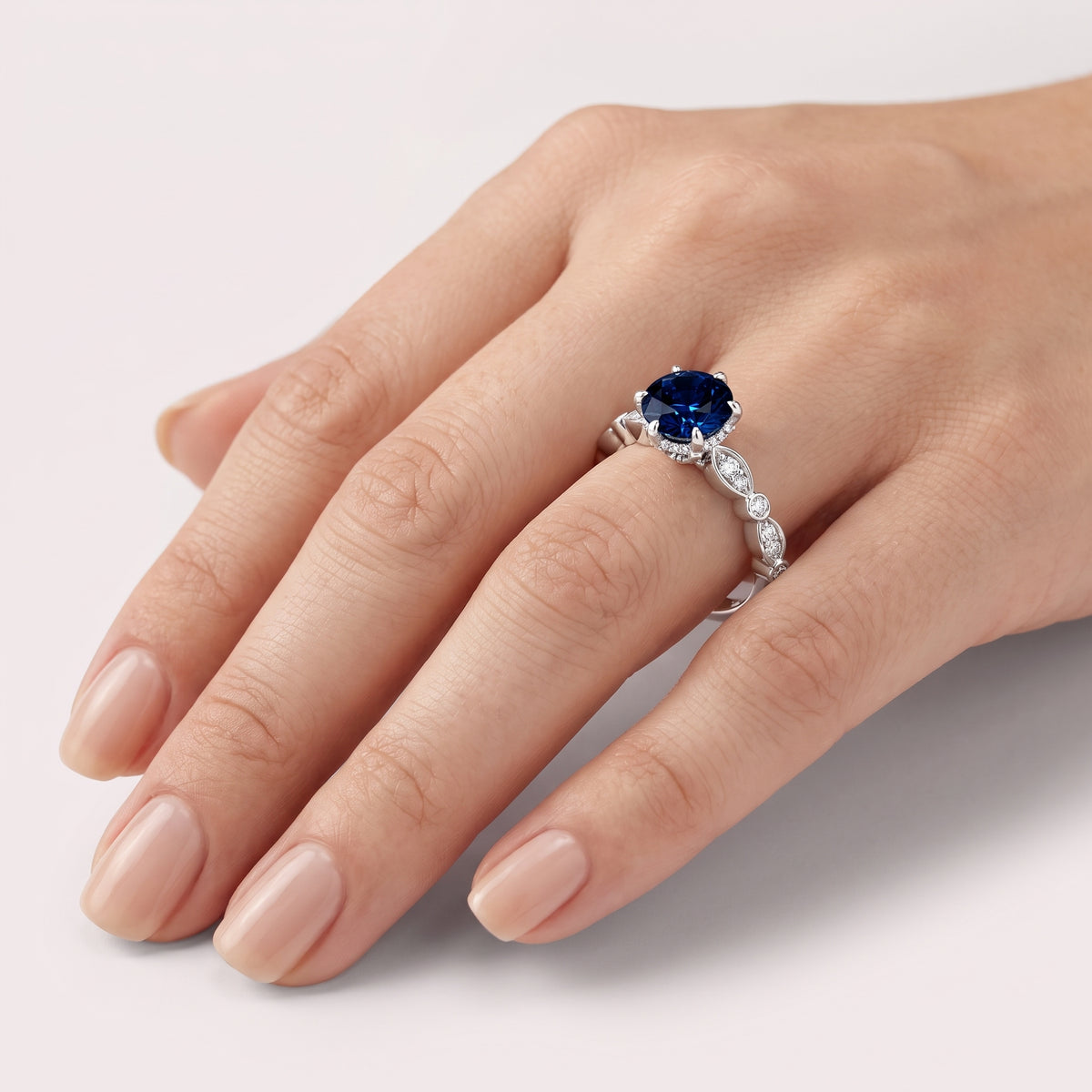 _lifestyle_image@SKU:RG055-LCSR01000004W #metal_10k-white-gold+origin_lab-created