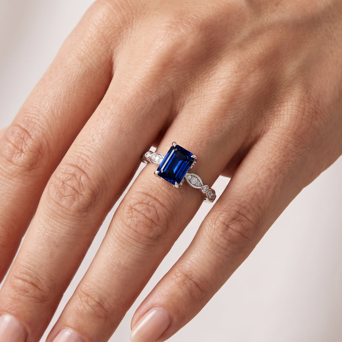 _lifestyle_image@SKU:RG055-NCSE01000004W #metal_14k-white-gold+origin_lab-created
