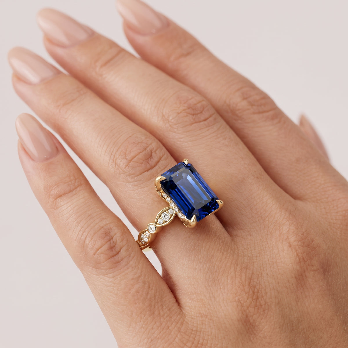 _lifestyle_image@SKU:RG055-NCSE02000004Y #metal_14k-yellow-gold+origin_lab-created