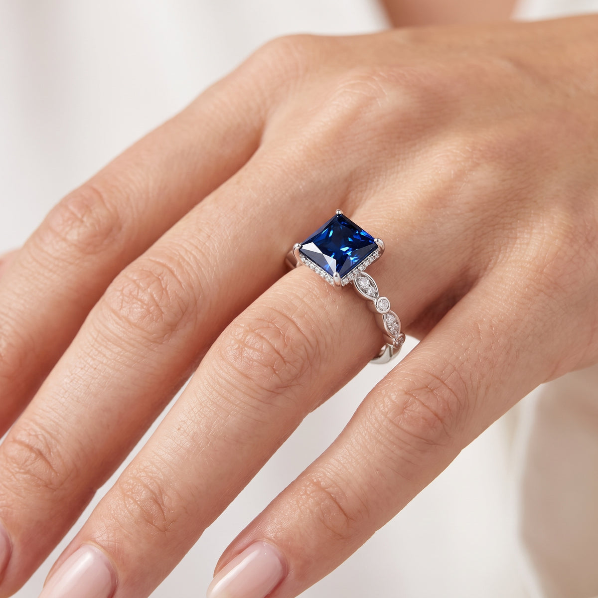 _lifestyle_image@SKU:RG055-NCSP02000004W #metal_14k-white-gold+origin_lab-created