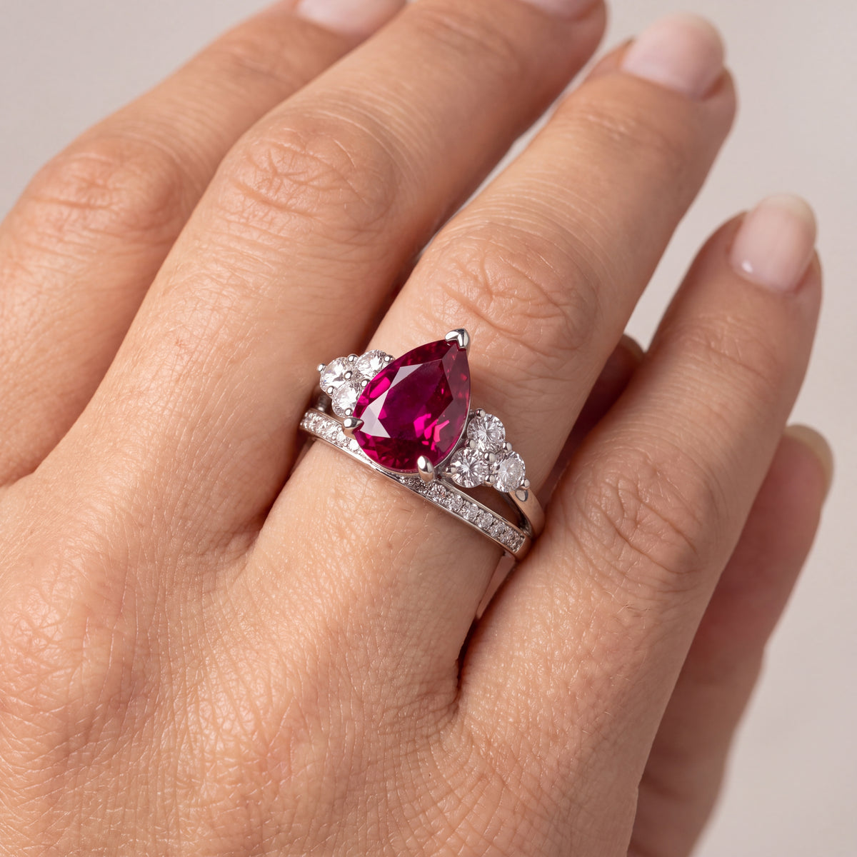 _lifestyle_image@SKU:RG086-LCRD01000004W #metal_10k-white-gold+origin_lab-created