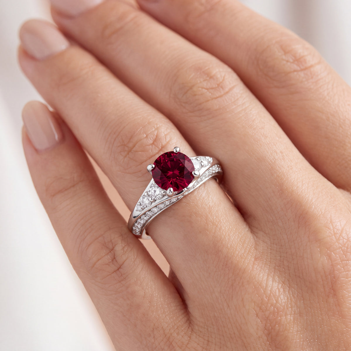 _lifestyle_image@SKU:RG086-LCRR01000004W #metal_10k-white-gold+origin_lab-created