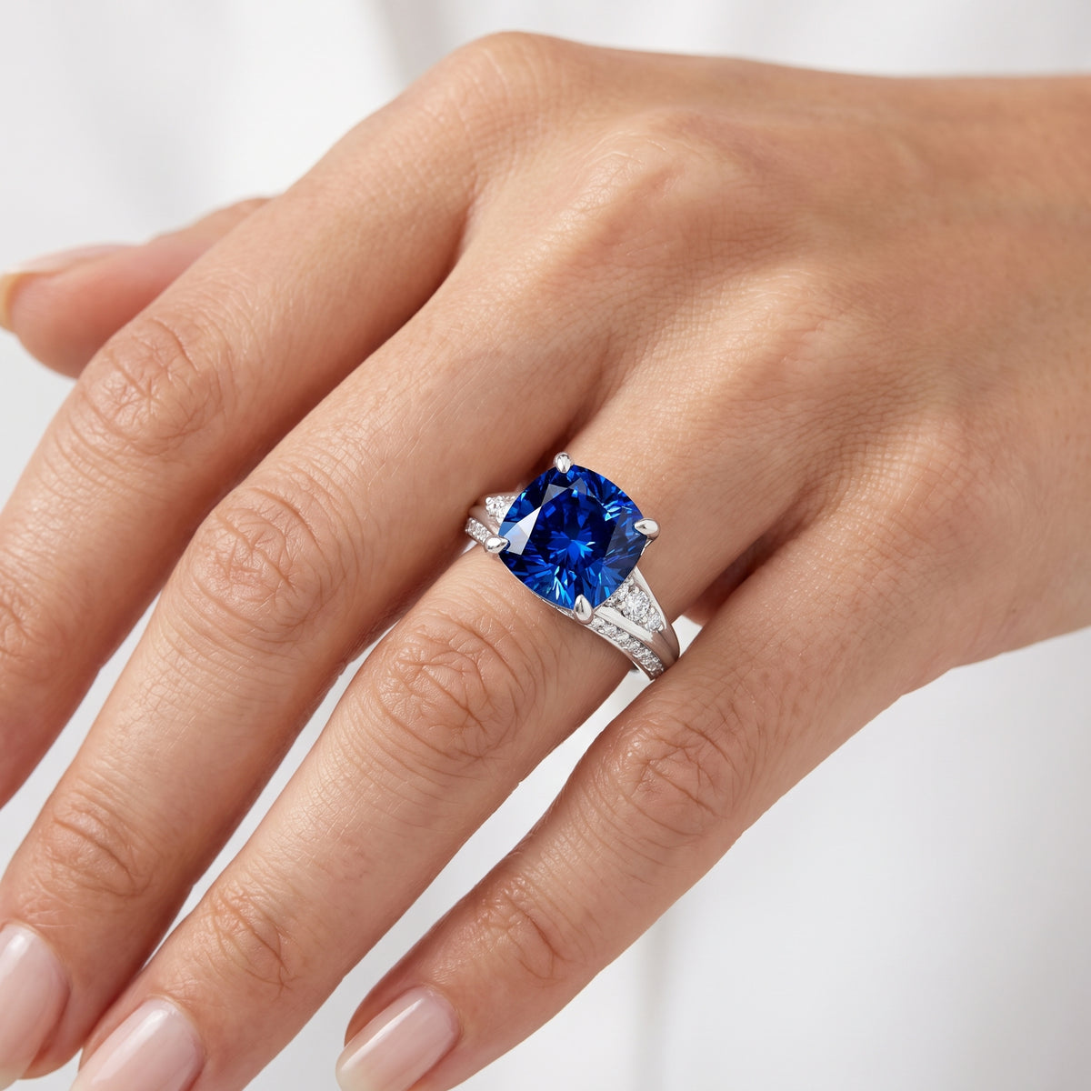 _lifestyle_image@SKU:RG086-LCSC03000004W #metal_10k-white-gold+origin_lab-created