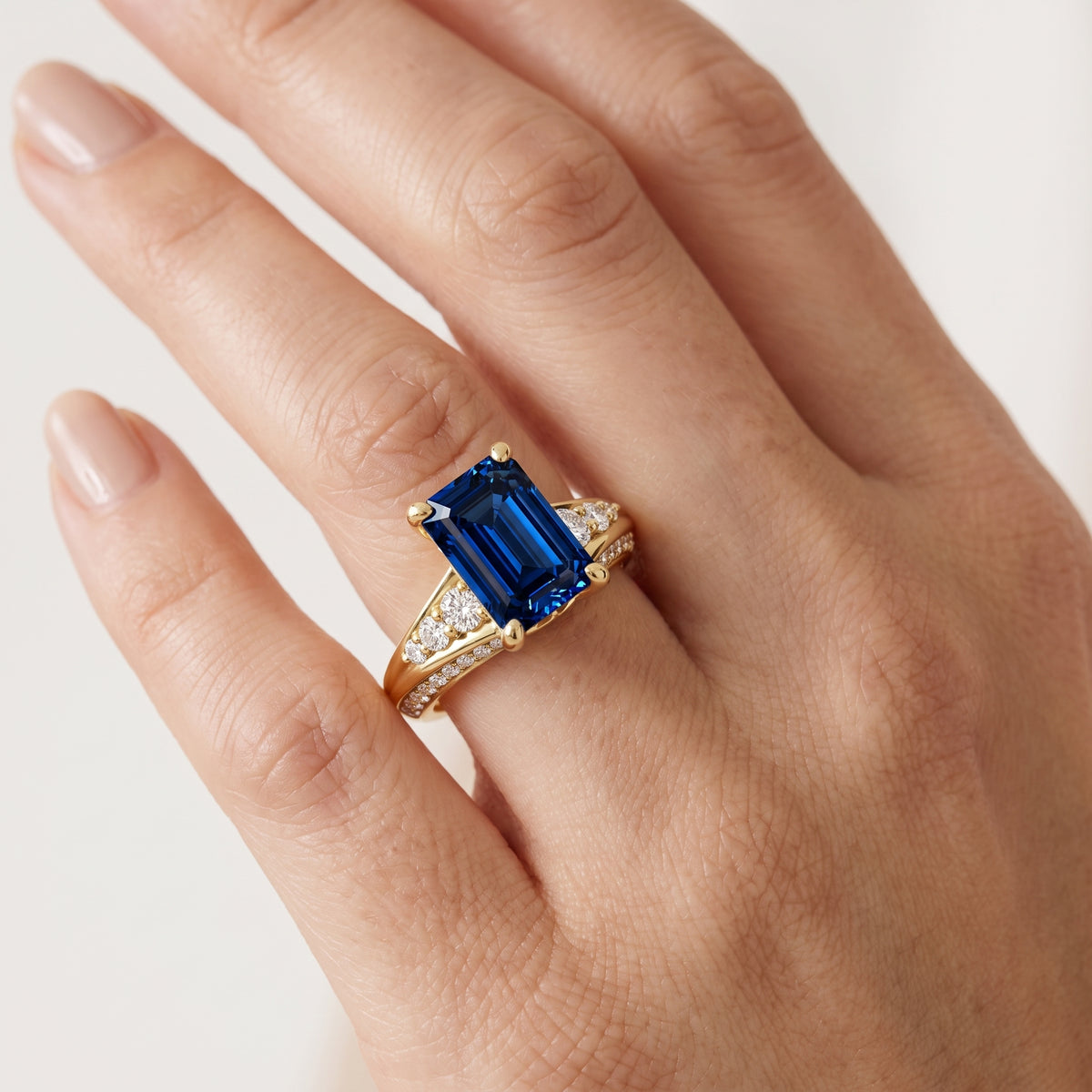 _lifestyle_image@SKU:RG086-LCSE02000004Y #metal_10k-yellow-gold+origin_lab-created