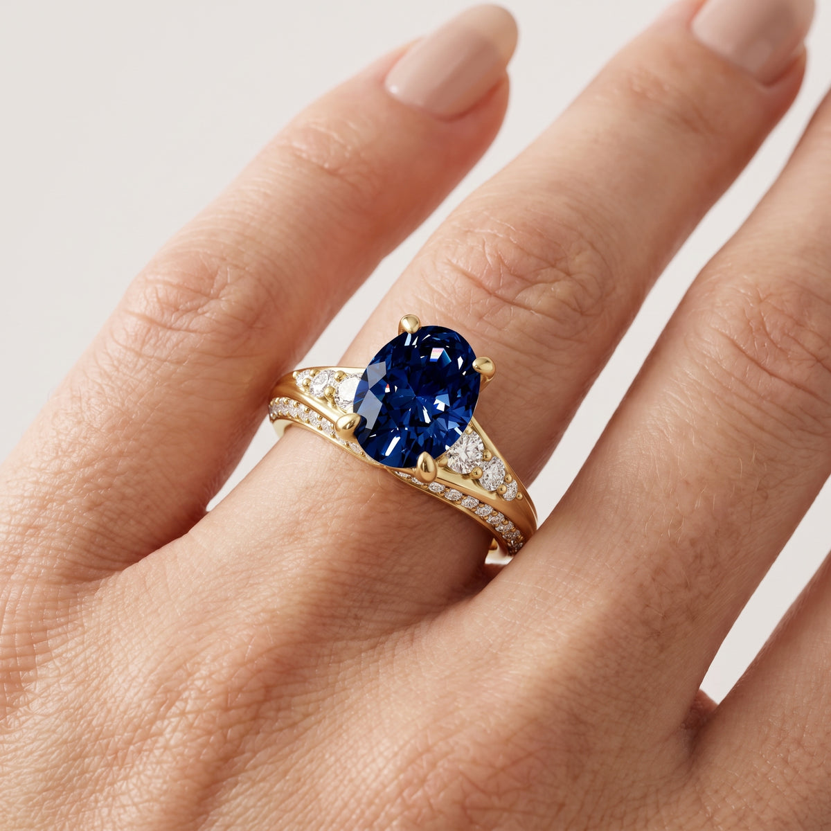 _lifestyle_image@SKU:RG086-LCSO02000004Y #metal_10k-yellow-gold+origin_lab-created