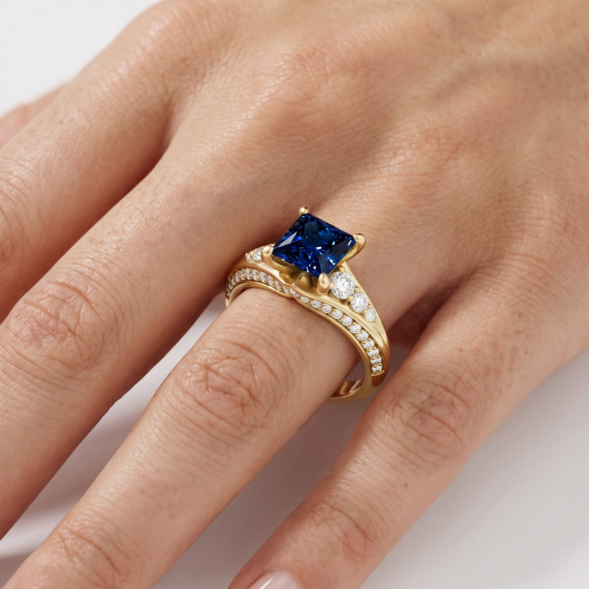 _lifestyle_image@SKU:RG086-LCSP01000004Y #metal_10k-yellow-gold+origin_lab-created