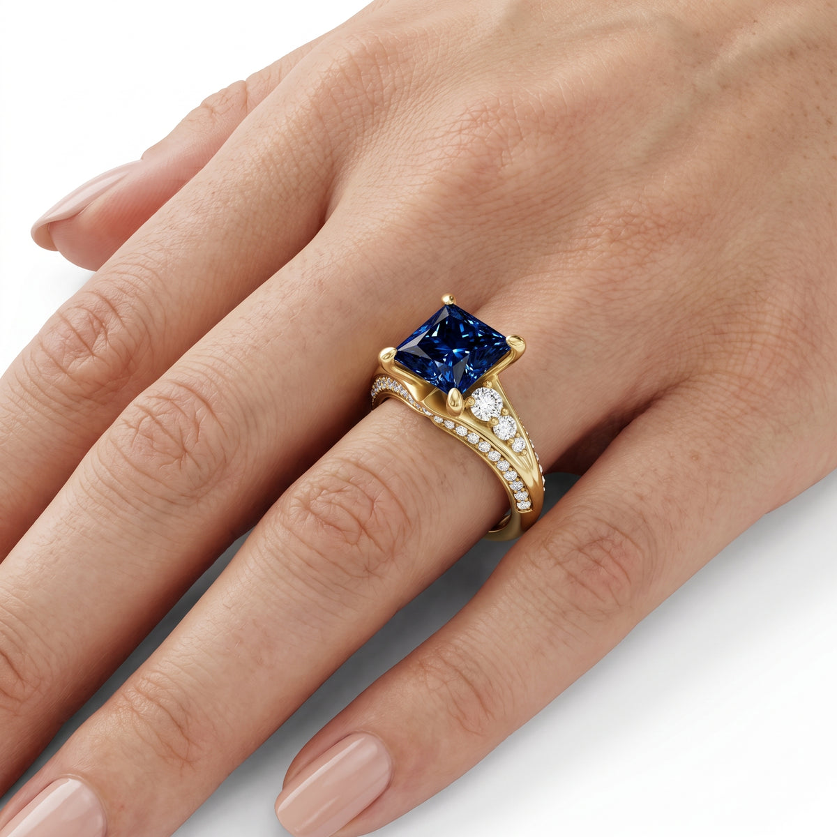 _lifestyle_image@SKU:RG086-LCSP02000004Y #metal_10k-yellow-gold+origin_lab-created